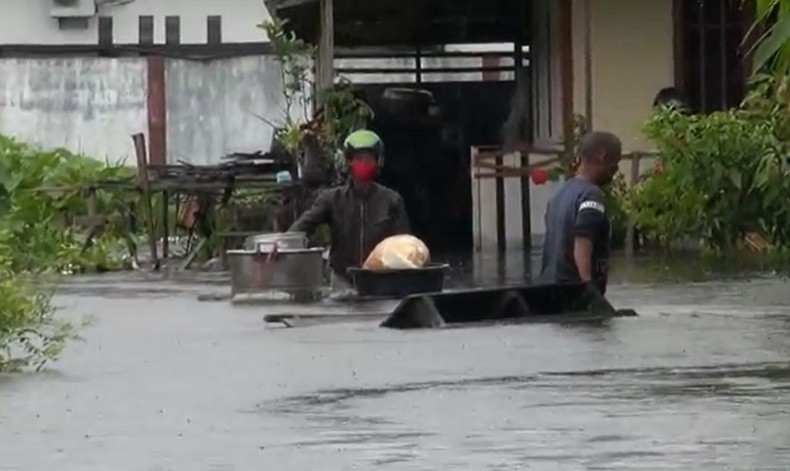 title Banjir di Palangka Raya Makin Parah, Warga Mulai Ngungsi Selamatkan Harta Benda Banjir di Palangka Raya Makin Parah, Warga Mulai Ngungsi Selamatkan Harta Benda