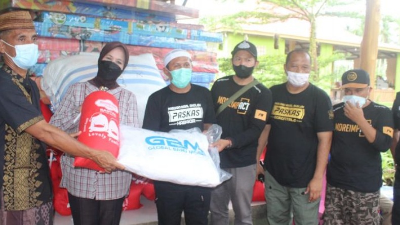 Pasukan Amal Saleh Serahkan Bantuan Bencana Banjir di Desa Isimu Raya