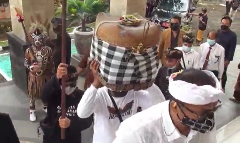 Geruduk PN Gianyar, Ratusan Warga Bawa Puluhan Benda Sakral ke Persidangan