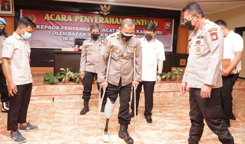 title Penuhi Janji Sewaktu Jabat Kapolda, Irjen Merdisyam Berikan Kaki Palsu ke Perwira Polisi Penuhi Janji Sewaktu Jabat Kapolda, Irjen Merdisyam Berikan Kaki Palsu ke Perwira Polisi