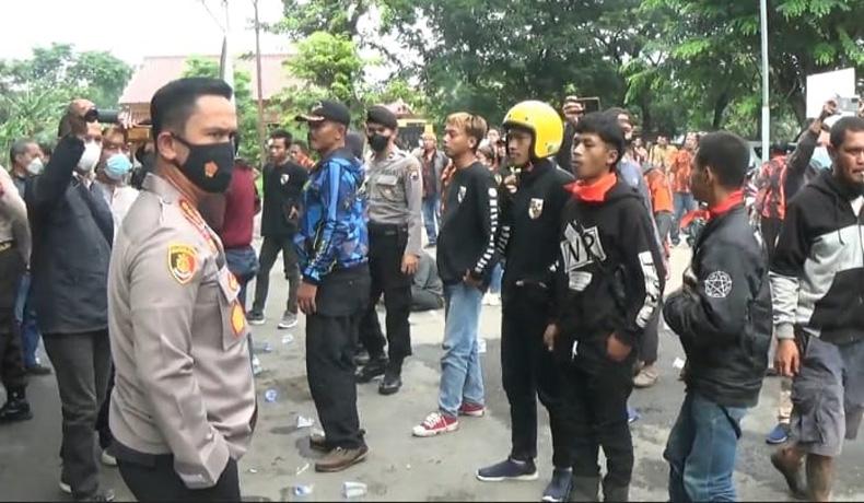title Massa Ormas Adang Satpol PP saat Hendak Bongkar Lapak, Kapolrestabes Semarang Turun Tangan Massa Ormas Adang Satpol PP saat Hendak Bongkar Lapak, Kapolrestabes Semarang Turun Tangan