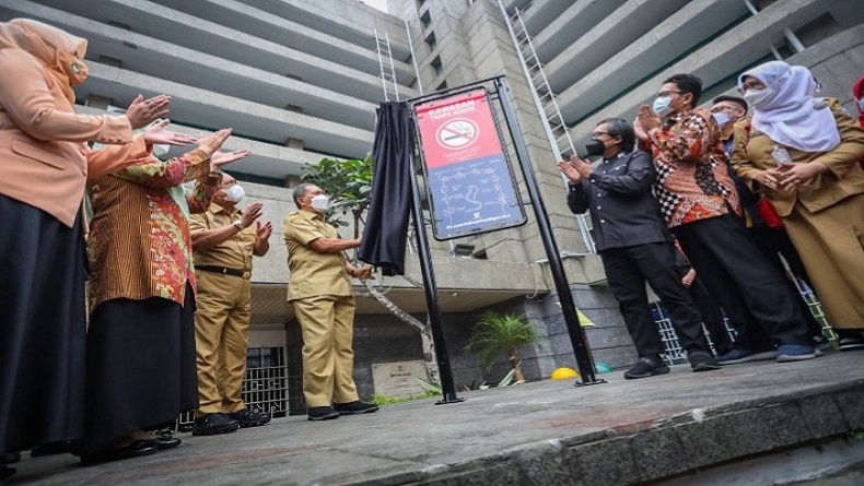 Nekat Merokok di 5 Titik KTR Kota Bandung, Pelanggar Terancam Denda Rp500.000