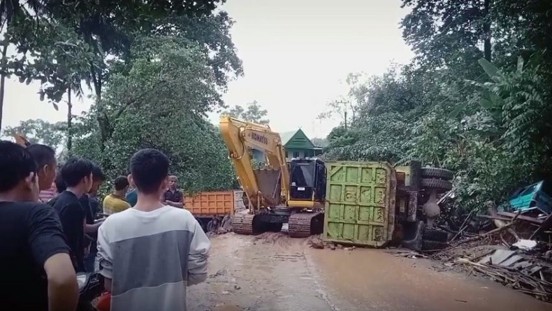 Rem Blong, Truk Pengangkut Tanah Terguling Tabrak Angkot dan Warung di Pangkep