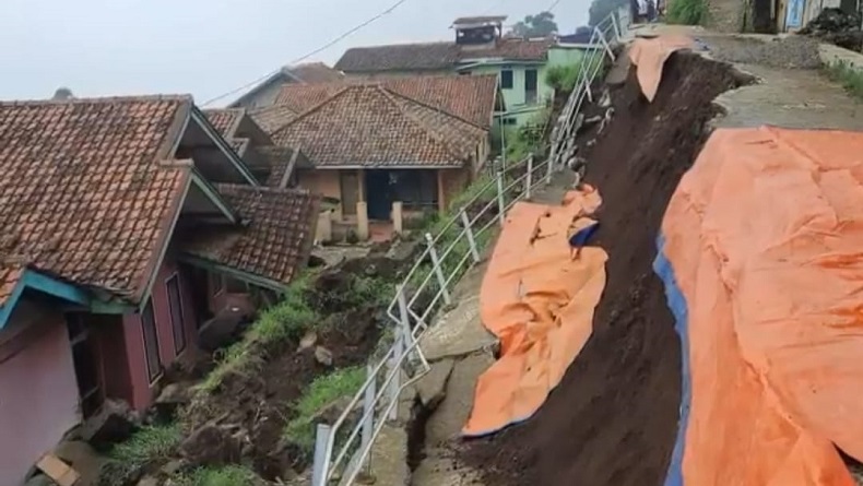 Hujan Deras, Tebing 7 Meter Longsor Timpa 4 Rumah di Lembang KBB