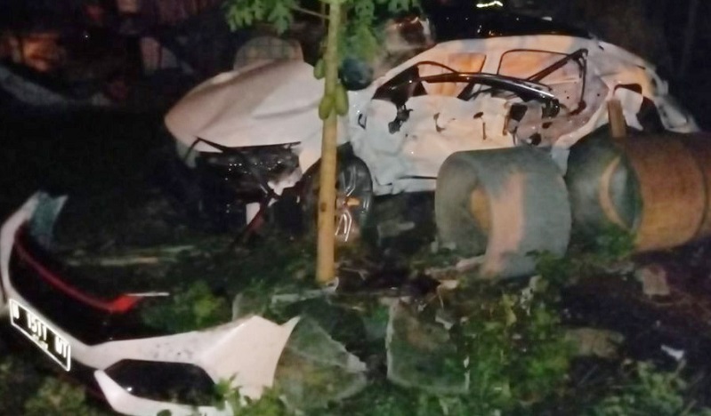 title Honda Civic Ditabrak KA Komuter di Pasuruan, 4 Penumpang Tewas Honda Civic Ditabrak KA Komuter di Pasuruan, 4 Penumpang Tewas