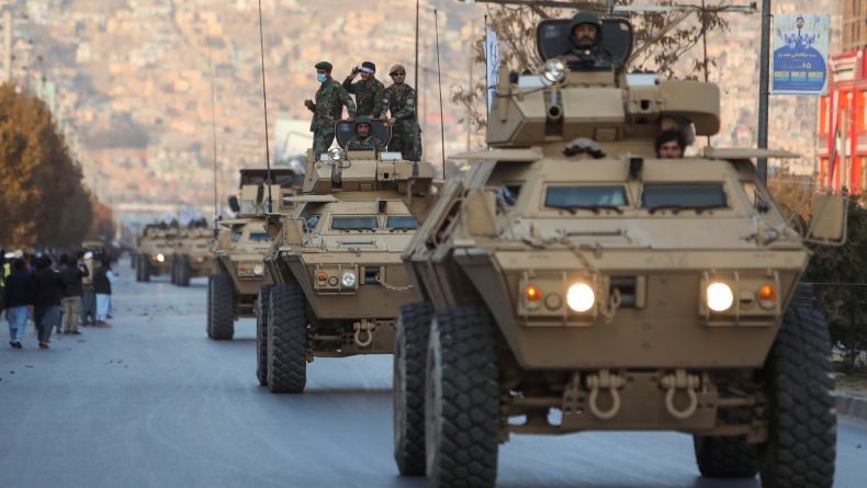  Gelar Parade Militer, Taliba Gunakan Kendaraan Lapis Baja AS dan Heli Rusia