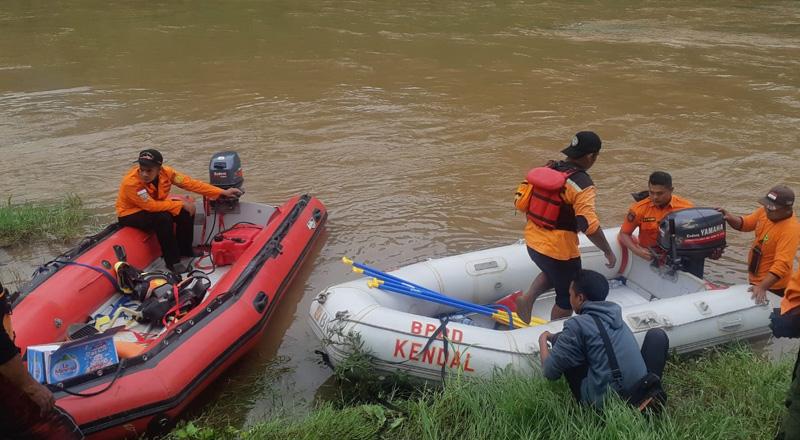 title 3 Santri Hanyut Tenggelam saat Seberangi Sungai Kalikuto Kendal, 1 Hilang 3 Santri Hanyut Tenggelam saat Seberangi Sungai Kalikuto Kendal, 1 Hilang