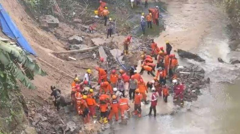 title Pencarian Korban Tertimbun Talud di Karanganyar, Tim SAR Waspadai Longsor Susulan Pencarian Korban Tertimbun Talud di Karanganyar, Tim SAR Waspadai Longsor Susulan