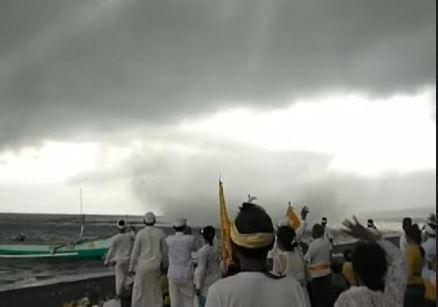 Viral Video Angin Puting Beliung di Laut Buleleng Bali, Begini Kata BMKG