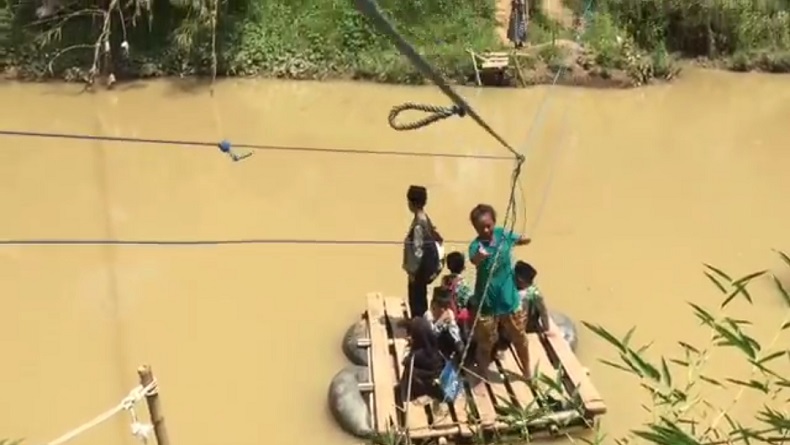 Miris, Jembatan Roboh, Anak SD di Subang Tantang Maut Seberangi Sungai Pakai Rakit