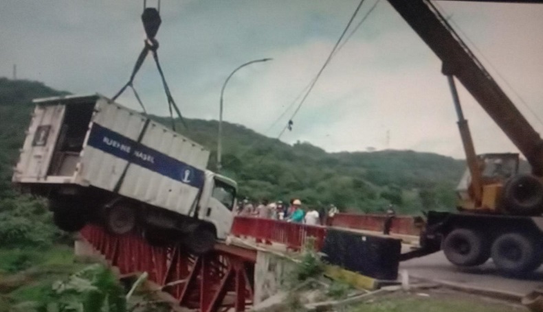 Sopir Diduga Ngantuk, Mobil Sari Roti Terjun ke Jurang di Cirata Purwakarta