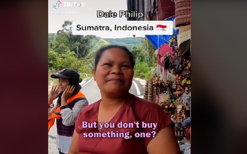 Viral Emak-Emak Penjual Suvenir di Samosir Sumut Jago Bahasa Inggris 