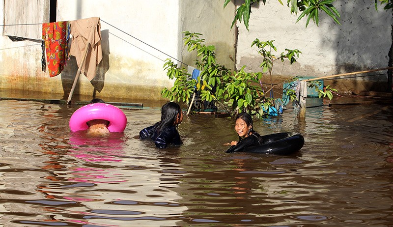 In 6 Kabupaten di Kalimantan Barat Hampir Sebulan Terendam Banjir - Bagian 2