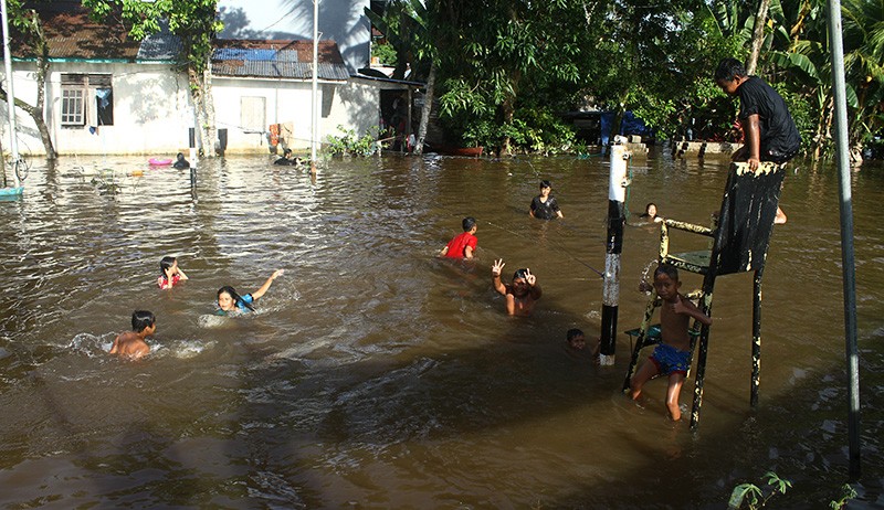In 6 Kabupaten di Kalimantan Barat Hampir Sebulan Terendam Banjir - Bagian 1