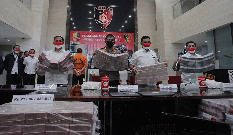 Bareskrim Sita Barang Bukti Uang Rp217 Miliar dari Kasus Pinjol Ilegal - Bagian 2