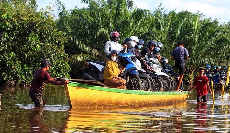 Dibayar Seikhlasnya, Jasa Ojek Perahu Bantu Warga Melewati Banjir Kalbar - Bagian 2