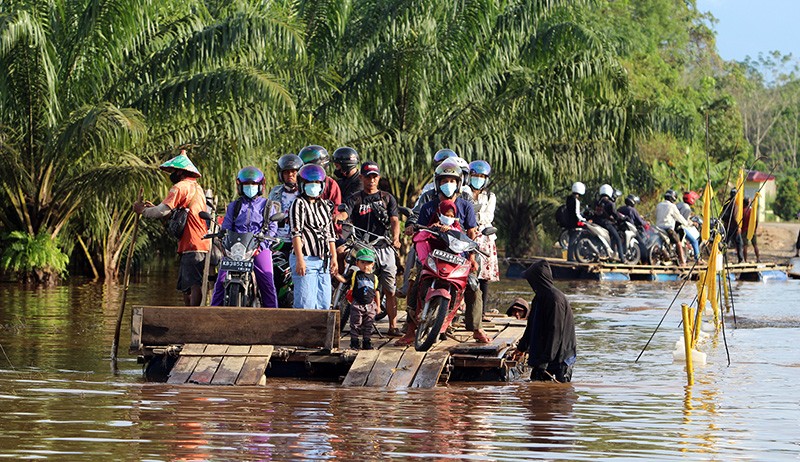 Dibayar Seikhlasnya, Jasa Ojek Perahu Bantu Warga Melewati Banjir Kalbar - Bagian 1