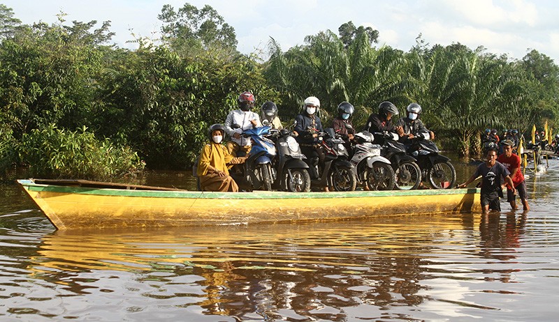Dibayar Seikhlasnya, Jasa Ojek Perahu Bantu Warga Melewati Banjir Kalbar - Bagian 3