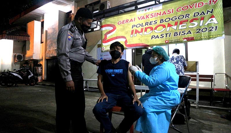 Polsek Cibinong Sediakan Layanan Vaksinasi Covid-19 hingga Malam Hari - Bagian 1