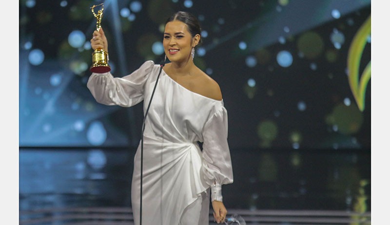 Bergaun Merah dan Putih, Raisa Borong 3 Penghargaan AMI Awards 2021 - Bagian 3