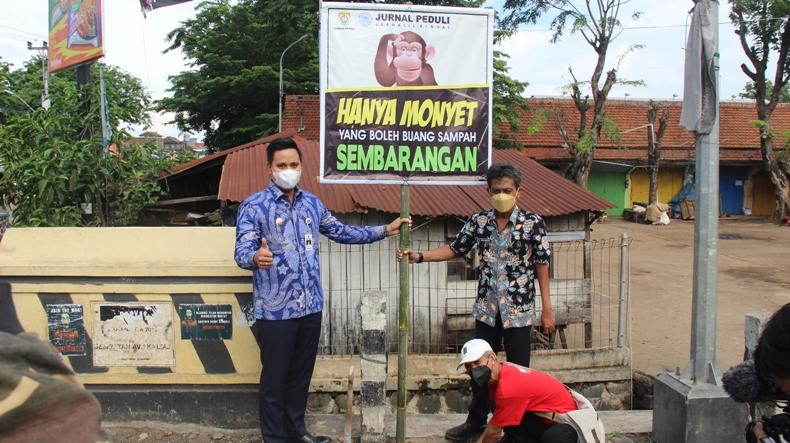 Bupati Kendal Pasang Poster Unik di Pinggir Sungai, Ini Tujuannya  