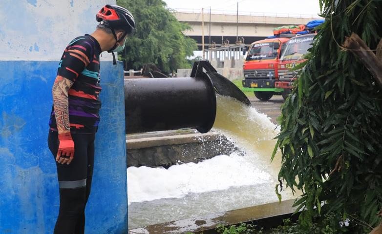 Cek 2 Rumah Pompa di Semarang, Ganjar Kaget Lihat Sampah di Area Pintu Air