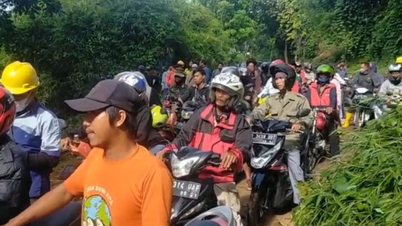Material Longsor Tutup Jalan Saguling-Rongga, Aktivitas Warga Lumpuh