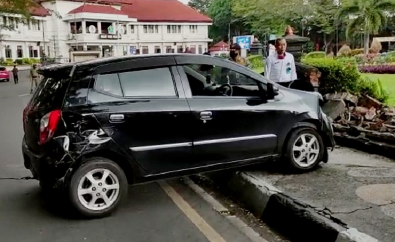 Pagar Bundaran Tugu Malang Hancur Ditabrak Toyota Ayla, Begini Kondisinya  