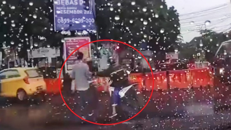 Viral Pengendara Motor Bantu Disabilitas Seberangi Jalan di Bandung saat Hujan