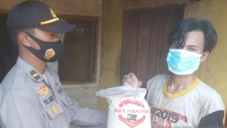 Ajak Warga Vaksin Covid-19, Polres Bangka Barat Bagikan Sembako