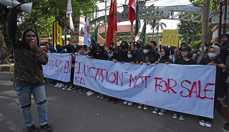 Aksi Mahasiswa Bakar Ban, Desak Pemerintah Wujudkan Pendidikan Gratis - Bagian 2