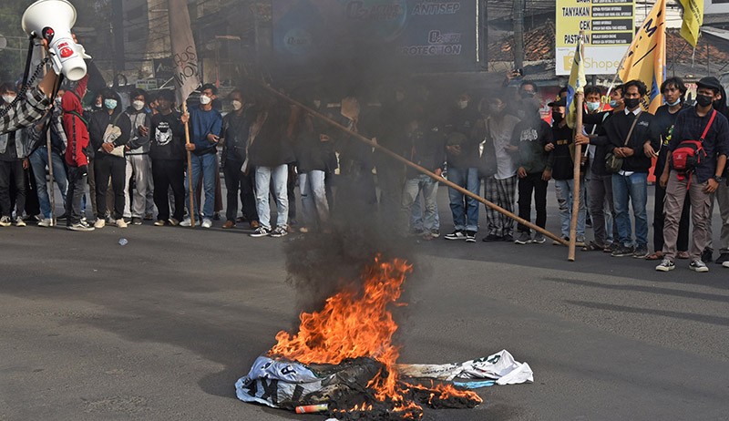 Aksi Mahasiswa Bakar Ban, Desak Pemerintah Wujudkan Pendidikan Gratis - Bagian 1