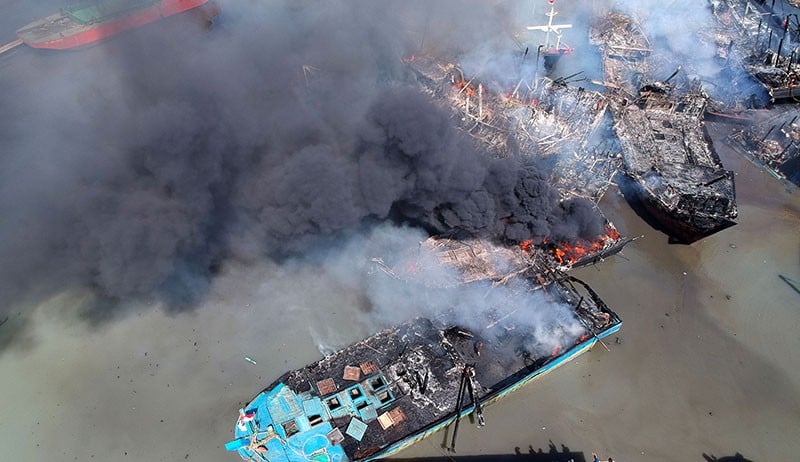 Penampakan dari Udara 15 Kapal Nelayan Terbakar di Pelabuhan Tegal - Bagian 2