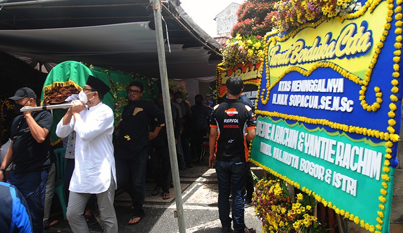 Suasana Pemakaman Eks Politisi Partai Demokrat Max Sopacua - Bagian 2