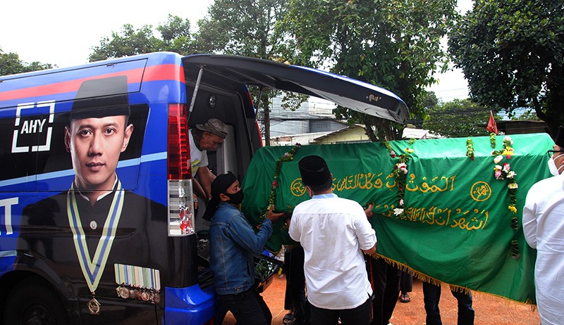 Suasana Pemakaman Eks Politisi Partai Demokrat Max Sopacua - Bagian 1