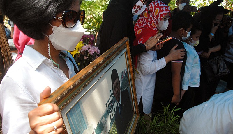 Suasana Pemakaman Eks Politisi Partai Demokrat Max Sopacua - Bagian 3