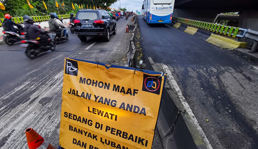 Hati-Hati! Jalan Gatot Subroto Banyak Lubang dan Bergelombang - Bagian 1