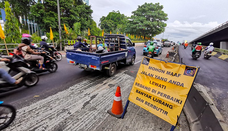 Hati-Hati! Jalan Gatot Subroto Banyak Lubang dan Bergelombang - Bagian 3