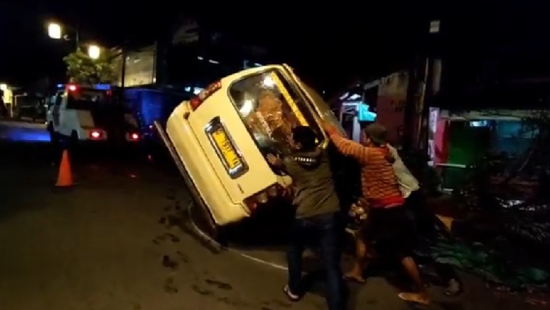 Angkot Tabrak Trotoar lalu Terbalik di Cianjur, Sopir Terluka Parah