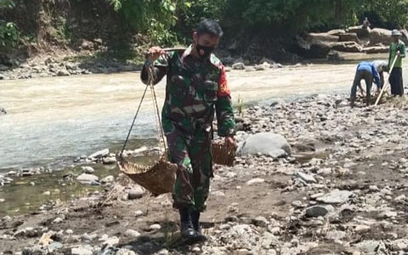 Bangun Jalan Desa, Babinsa Ini Pikul Batu dari Sungai Tempuran Semarang