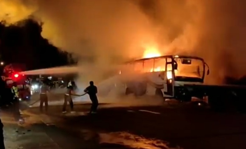 Bus Barang Bukti Kecelakaan Terbakar di Depan Kantor Satlantas Polres Bukittinggi 