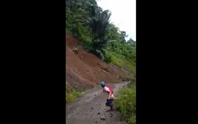 title Detik-Detik Longsor di Mamuju Nyaris Timpa Warga Detik-Detik Longsor di Mamuju Nyaris Timpa Warga