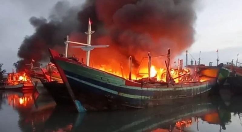Belasan Kapal di Pelabuhan Kota Tegal Ludes Terbakar, Kerugian Capai Miliaran Rupiah