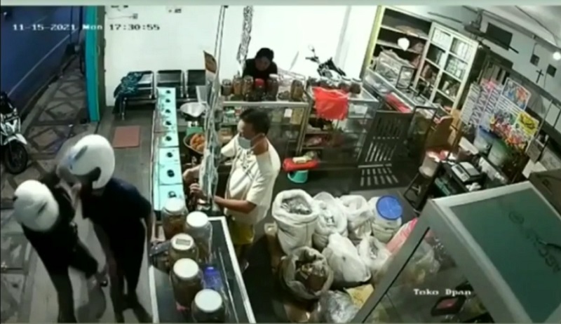 Pemuda di Pasuruan Terkapar Ditusuk Orang Tak Dikenal, Aksi Brutal Itu Terekam CCTV 