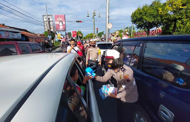 Gelar Operasi Zebra Candi 2021, Polres Klaten Bagikan Boneka dan Masker