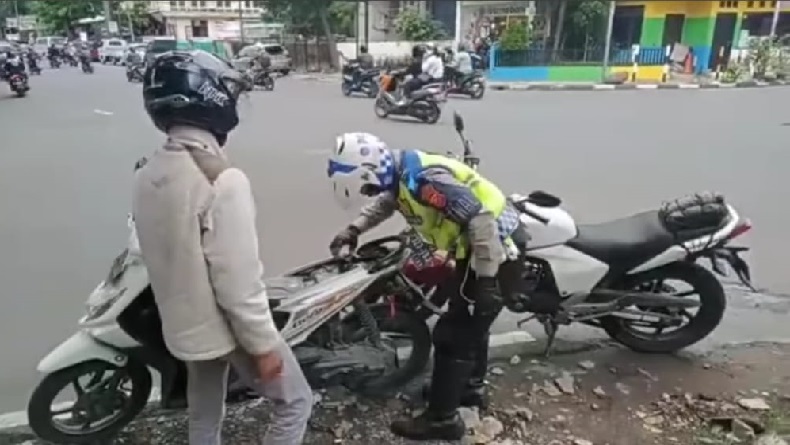 Aksi Polisi di Bandung Berikan Bensin ke Warga yang Motornya Mogok Viral di Medsos