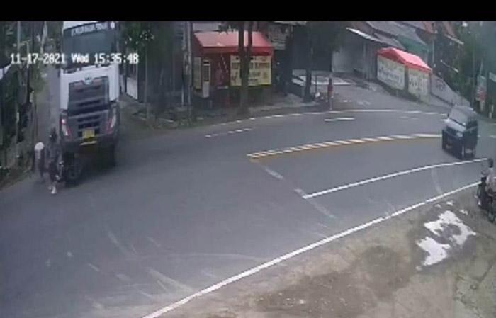 Viral, Motor Terlindas Truk Molen di Kulonprogo, 2 Pengendara Selamat