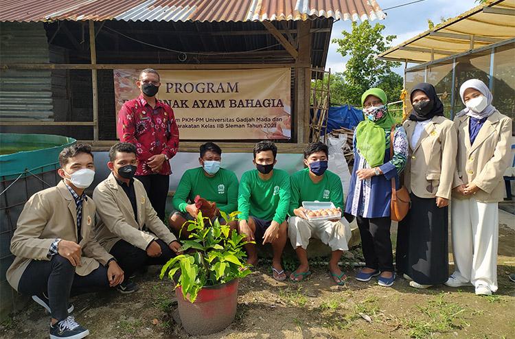 Mahasiswa UGM Latih Warga Binaan Pemasyarakatan Lapas IIB Sleman Beternak Ayam Petelur