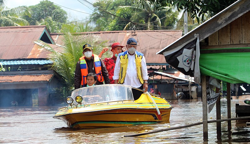 Naik Perahu, Menteri PUPR Basuki Hadimuljono Datangi Lokasi Banjir Sintang - Bagian 1
