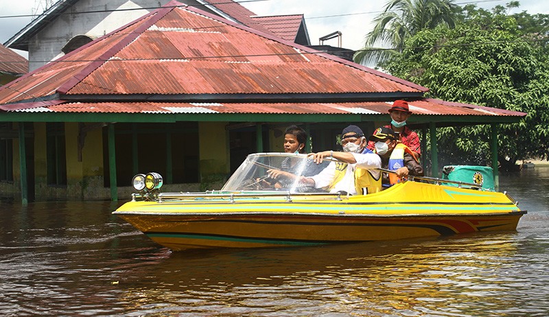 Naik Perahu, Menteri PUPR Basuki Hadimuljono Datangi Lokasi Banjir Sintang - Bagian 2
